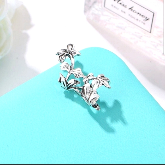 Beautiful Boho Sterling Silver Creeper Leaf Clip Earring - Picture 3 of 4